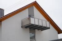 Freitragender Balkon mit Edelstahlgel&auml;nder